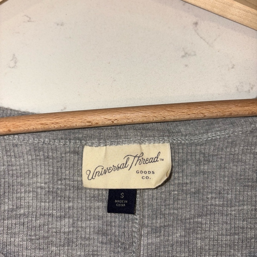 Small Universal Thread Ribbed Crop Top - Picture 2 of 2